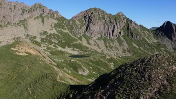 飞向意大利拉格莱山脉群山之间的一个僻静的湖泊 — 图库视频影像