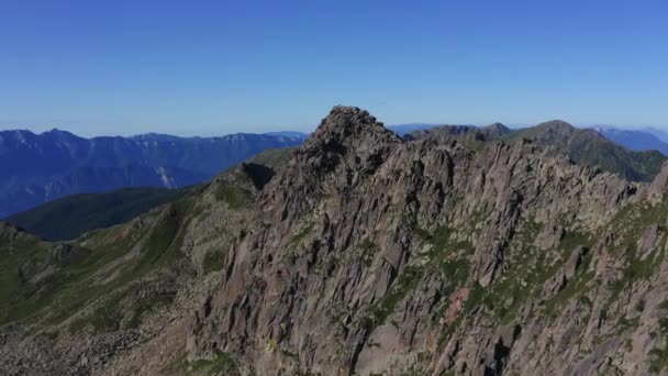 Mirando Hacia Abajo Los Lados Rocosos Empinados Una Montaña Lagorai — Vídeo de stock
