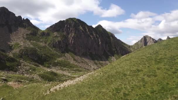 Krásné Drone Záběr Odhaluje Úžasné Hory Kolem Malých Jezer Horách — Stock video