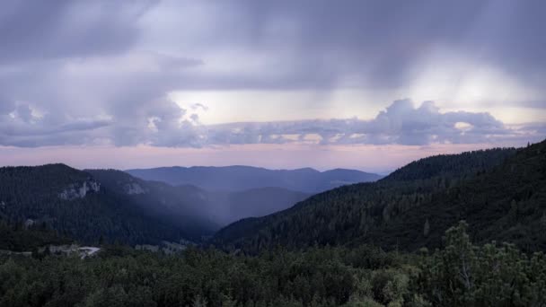 Zeitraffer Von Peitschenden Wolken Die Über Der Schönen Landschaft Italiens — Stockvideo