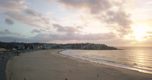 Pessoas Passeando Praia Bondi Sydney Nsw Belo Nascer Sol Drone — Vídeo de Stock