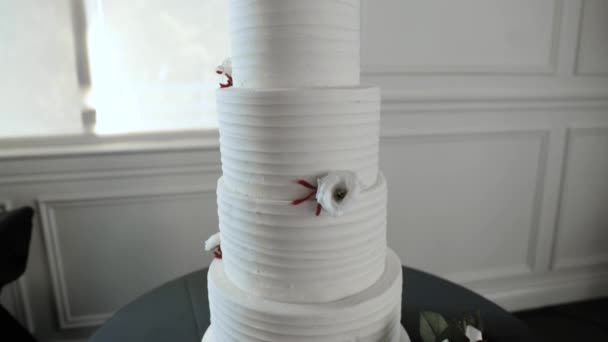 Элегантный Уровневый Свадебный Торт Замедленной Съемке Красивым Красным Цветочным Букетом — стоковое видео