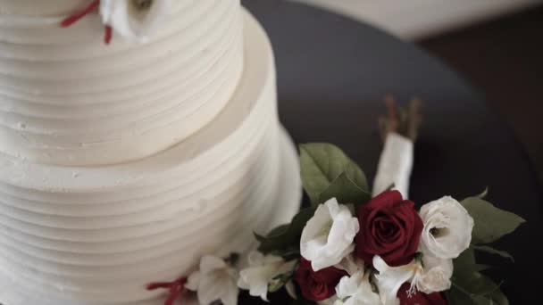 赤と白の花の花束テーブルレイとエレガントなウェディングケーキ — ストック動画