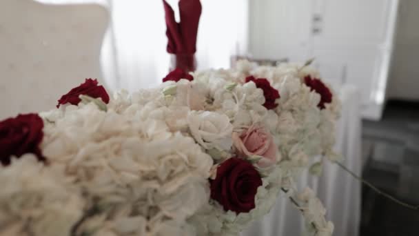 オンタリオ州オタワのオーチャード ビュー イベントセンターでの結婚式で美しいヘッドテーブル — ストック動画