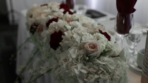 Vacker Blombukett Huvudet Bordet Bröllopsmottagning — Stockvideo