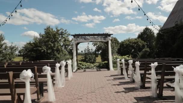 Красивый Открытый Патио Свадебной Церемонии Место Удивительной Облачно Голубое Небо — стоковое видео