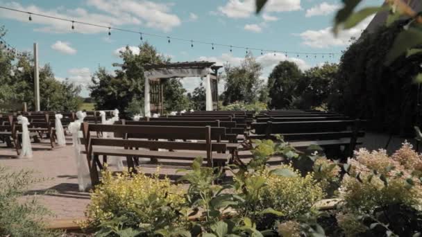 Свадебная Церемония Открытом Патио Время Прекрасного Солнечного Дня Голубым Облачным — стоковое видео