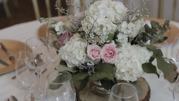 Κομψό Μπουκέτο Λουλούδια Ένα Τραπέζι Μια Δεξίωση Στο Montpellier Manoir — Αρχείο Βίντεο