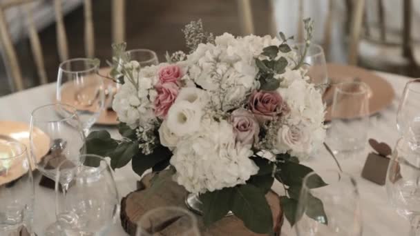 Όμορφο Γαμήλιο Τραπέζι Υποδοχής Που Έχει Συσταθεί Ένα Ροζ Και — Αρχείο Βίντεο