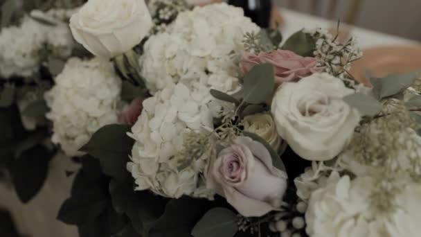 Elegante Ramo Flores Mesa Rosa Blanca Para Una Recepción Bodas — Vídeos de Stock