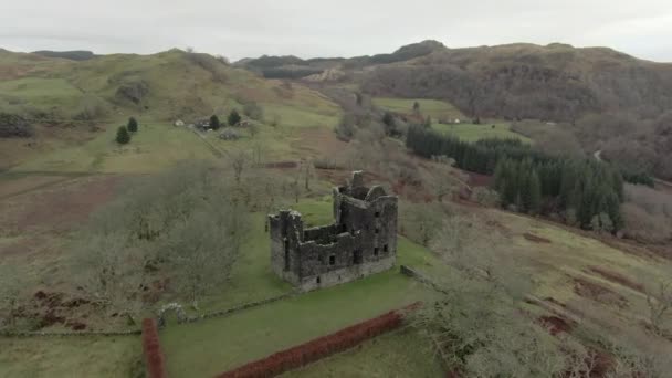 Vista Aérea Las Ruinas Del Castillo Carnasserie Día Nublado Argyll — Vídeos de Stock