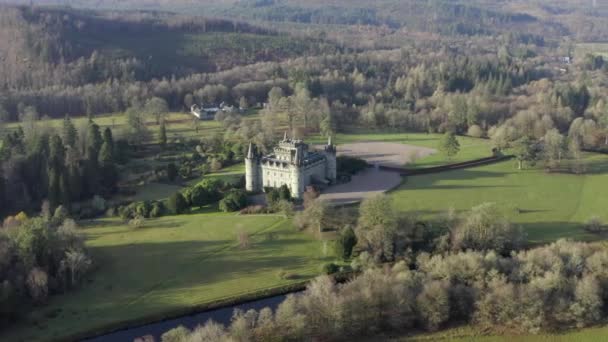 在苏格兰阿吉耶的一个阳光灿烂的日子里 俯瞰英弗拉雷城堡的空中景色 绕着城堡转右转左 — 图库视频影像