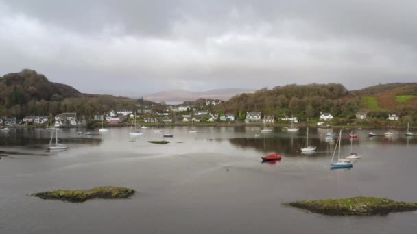 Una Vista Aérea Del Pueblo Portuario Tayvallich Día Nublado Argyll — Vídeos de Stock