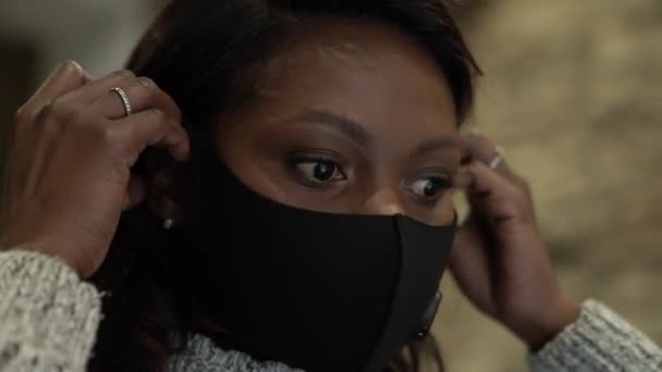 Close Zwarte Vrouw Vaststelling Van Een Masker Covid Korona Virus — Stockvideo