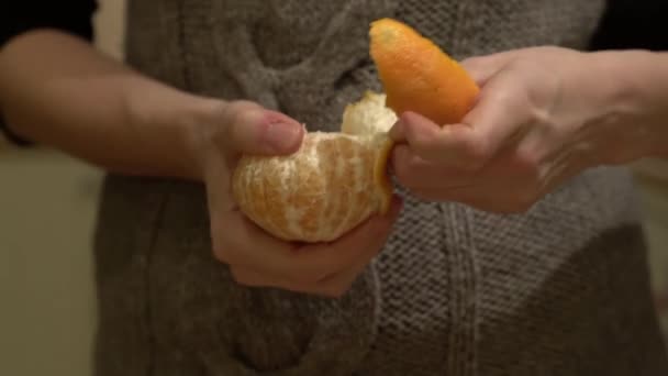 Bliski Strzał Dłonie Obierające Pomarańczę Mandarynka — Wideo stockowe