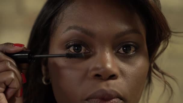Tutup Sebagai Wanita Kulit Hitam Menerapkan Bulu Mata Membuat Industri — Stok Video