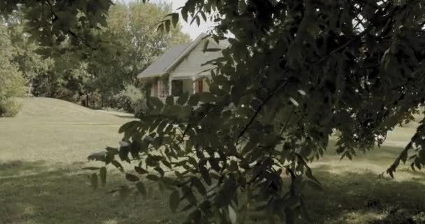 Elegante Zeitlupe Offenbart Hinter Einem Baum Den Schönen Hinterhof Eines — Stockvideo