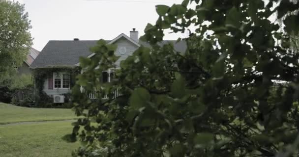 Schöne Enthüllung Eines Hauses Und Hinterhofs Hinter Einem Üppigen Busch — Stockvideo