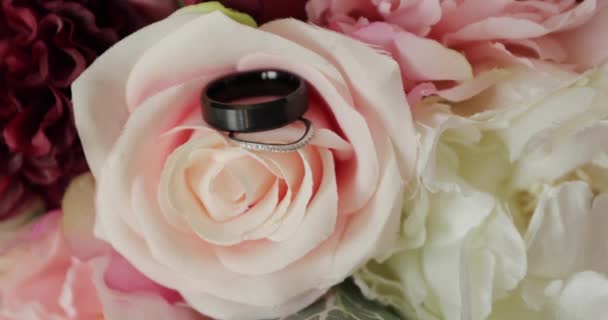 Anéis Casamento Buquê Rosa Vermelho Branco — Vídeo de Stock