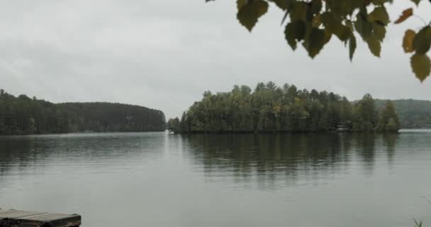 Wspaniała Sceneria Jeziora Brzegu Lac Viceroy Montpellier Quebec — Wideo stockowe