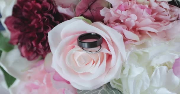 在玫瑰踏板叶上摆设结婚戒指的巨幅照片 为设计师拍照 — 图库视频影像