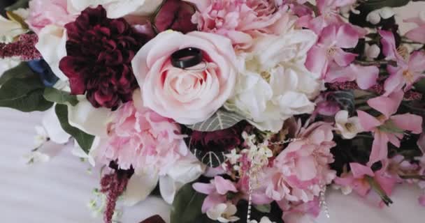 Букет Троянд Обручками — стокове відео