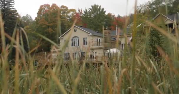 Vacker Herrgård Airbnb Med Högt Gräs Förgrunden — Stockvideo