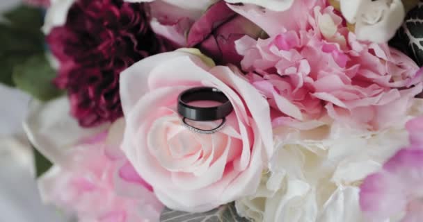 Pierścienie Pięknie Ułożone Bukiecie Ślubnym Róży — Wideo stockowe