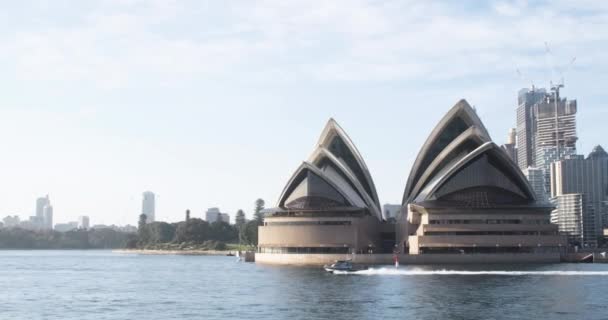 シドニー オペラハウスがユネスコ世界遺産に登録されました オーストラリア ニューサウスウェールズ州のシドニー港でボートクルーズ ワイドショット — ストック動画
