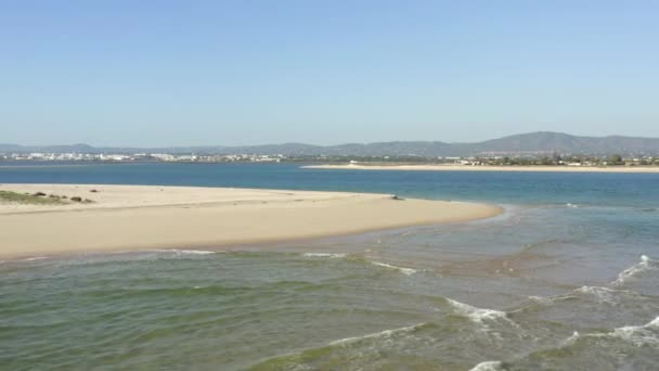 Hermosa Playa Dorada Rodeada Perfectas Aguas Azules Bañada Por Luz — Vídeos de Stock