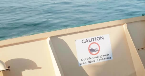 Försiktighet Utanför Sittplatser Föremål För Sea Spray Posted Sailing Boat — Stockvideo