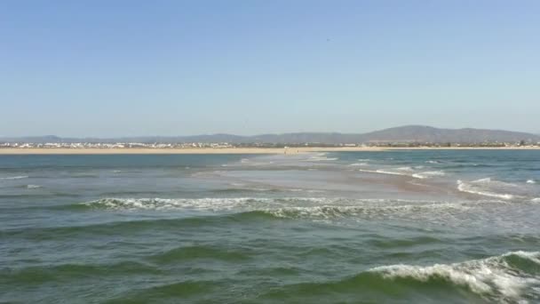 Vlny Krásných Azurových Vod Narážející Písečné Břehy Pláže Ihla Amora — Stock video