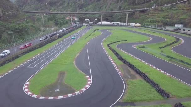 在马德拉岛上 空中拍摄的性能赛车在充满挑战的沥青路面跑道上飞来飞去 左轮手枪 — 图库视频影像