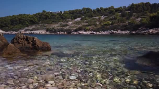 Vista Aguas Cristalinas Guijarros Suaves Playa Svitnja Isla Vis Croacia — Vídeo de stock