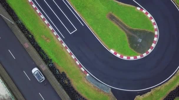 Luchtfoto Van Prestaties Auto Drijven Rond Haarspeld Bocht Van Racebaan — Stockvideo