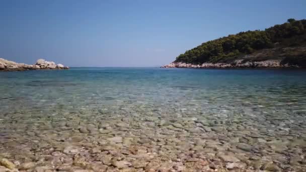 Hırvatistan Vis Adasındaki Parlak Suların Svitnja Plajının Pürüzsüz Çakıl Taşlarının — Stok video