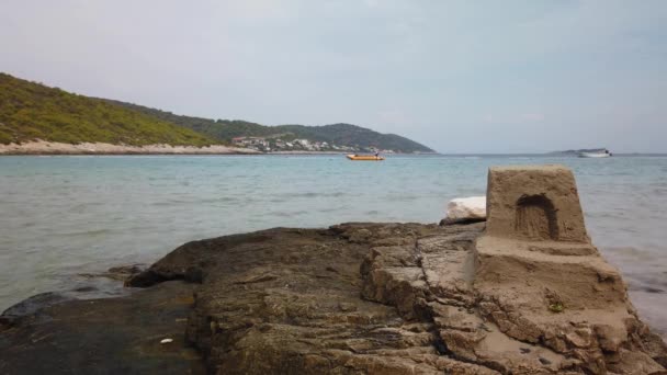 Θέα Στην Παραλία Zaglav Ένα Μικροσκοπικό Κάστρο Άμμου Στην Κορυφή — Αρχείο Βίντεο