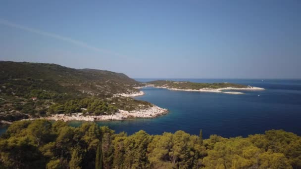 Hırvatistan Vis Adasındaki Vis Yakınlarındaki Plajların Ötesindeki Küçük Adaların Manzarası — Stok video