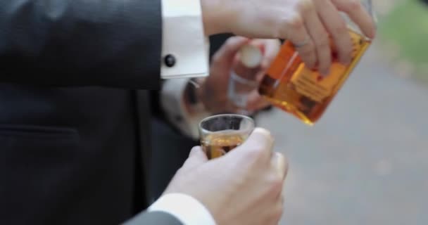 Los Padrinos Sirviendo Tragos Alcohol Para Una Celebración Brindis Antes — Vídeo de stock