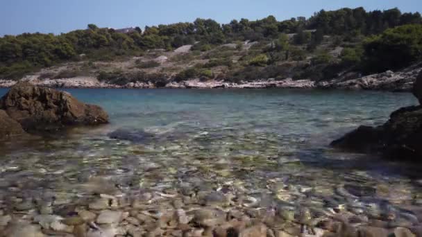 Hırvatistan Vis Adasındaki Temiz Sular Svitnja Plajının Pürüzsüz Çakıl Taşlarının — Stok video