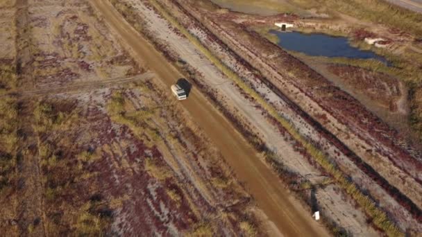 Bílý Kamion Projíždějící Mezi Domorodými Rostlinami Regenerované Zemi — Stock video