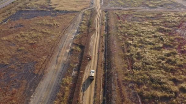 Kendaraan Putih Berjalan Antara Tanaman Asli Tanah Reklamasi — Stok Video
