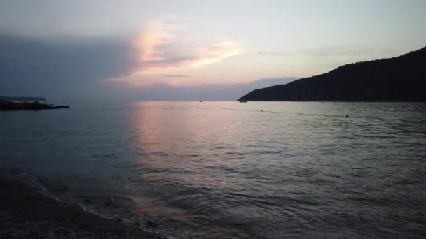 Widok Pustą Plażę Zachodzie Słońca Miejscowości Komiza Wyspie Vis Chorwacji — Wideo stockowe