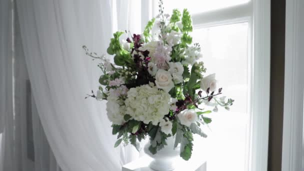 Élégant Bouquet Fleurs Dans Magnifique Vase Devant Une Fenêtre Ensoleillée — Video