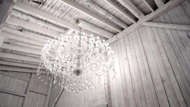 Prachtige Onthulling Van Een Trouwjurk Een Licht Gevulde Witte Kamer — Stockvideo