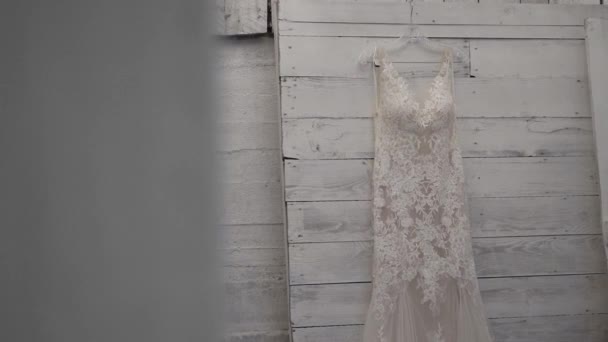 Выявление Великолепного Белого Дизайнерского Платья Колонны — стоковое видео