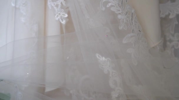 Splendido Layout Dettaglio Sposa Con Valle Che Copre Sopra Abito — Video Stock