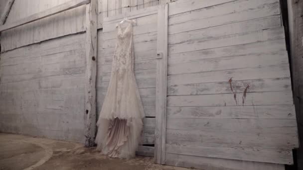 Элегантное Свадебное Платье Красиво Висящее Белой Деревянной Стене — стоковое видео