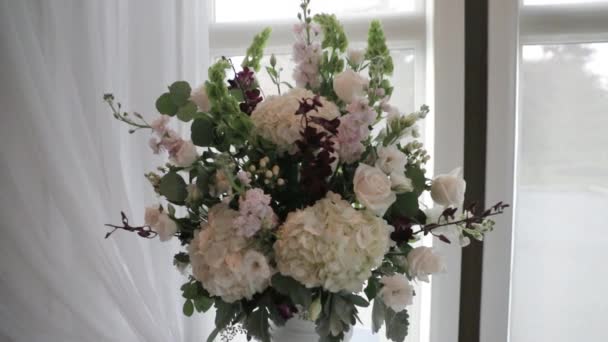 Piękny Bukiet Kwiatów Otoczony Elegancką Białą Draperią Oszałamiające Okna Wypełnione — Wideo stockowe