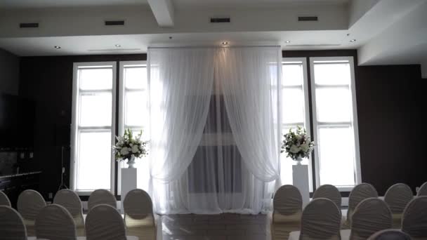 次のレストランでオンタリオ州スティッツビルで美しい近代的な結婚式のために設定結婚式の会場 — ストック動画